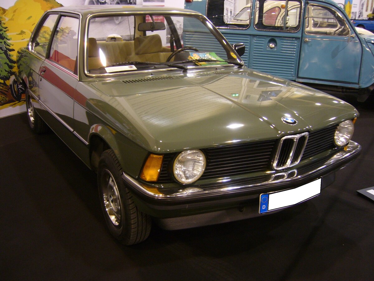 BMW E21 315 im Farbton zederngrün, gebaut in den Jahren von 1981 bis 1983. Die Modellreihe E21 gelangte ab Juli 1975 zu den Vertragshändlern. Das hier gezeigte Modell 315 war das Sparmodell der E21-Baureihe und wurde noch bis Ende 1983 gebaut, obwohl die E21 Baureihe mit den anderen Motorisierungen bereits im November 1982 zu Gunsten des neuen E30 eingestellt wurde. Der Vierzylinderreihenmotor hat einen Hubraum von 1563 cm³ und leistet 75 PS. Essen Motorshow am 06.12.2023.