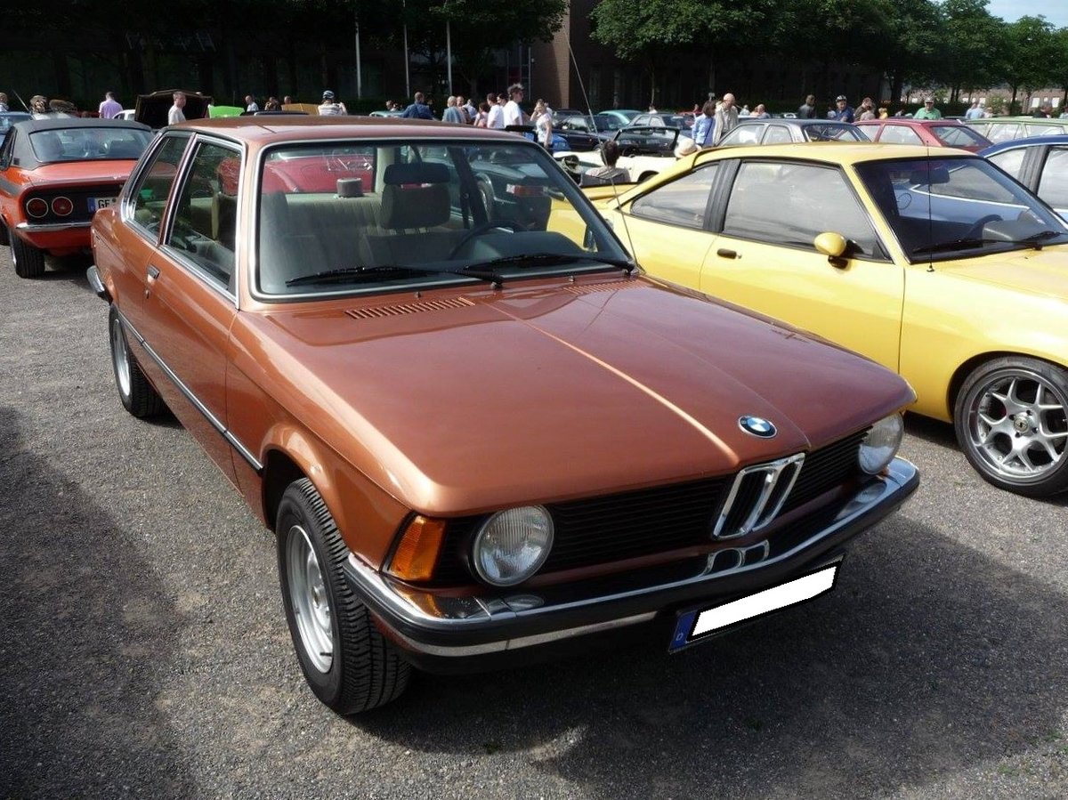 BMW E21 318i, gebaut in den Jahren 1980 bis 1982. Die BMW Baureihe E21 stand ab Mai 1975 bei den Händlern. Mit dem Modelljahr 1980 stellten die Bayern die Kraftstoffzufuhr beim 318 von einem Solex Vergaser auf eine Bosch Saugrohr Benzineinspritzung um. Der Vierzylinderreihenmotor des abgelichteten, im Farbton topasbraun lackierten Wagen, leistet nun 105 PS aus 1766 cm³ Hubraum. Die Höchstgeschwindigkeit liegt bei 175 km/h. Oldtimertreffen Zeche Ewald in Herten im sommer 2019.