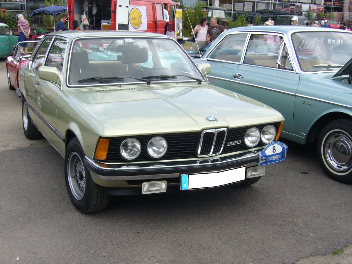 BMW E21 320. 1975 - 1982. Bis zu den Werksferien 1977 wurde der 320 von einem
4-Zylinderreihenmotor an getrieben. Dieser leistete 109 PS aus 1977 cm³ Hubraum. Danach wurde ein 6-Zylinderreihenmotor mit einem Hubraum von 1990 cm³ und 122 PS verbaut. Dieser, im Farbton resedagrün lackierte E21, wurde am 18.06.2017 beim 9. Oldtimer- und Youngtimertreffen an der  Alten Dreherei  in Mülheim an der Ruhr abgelichtet.