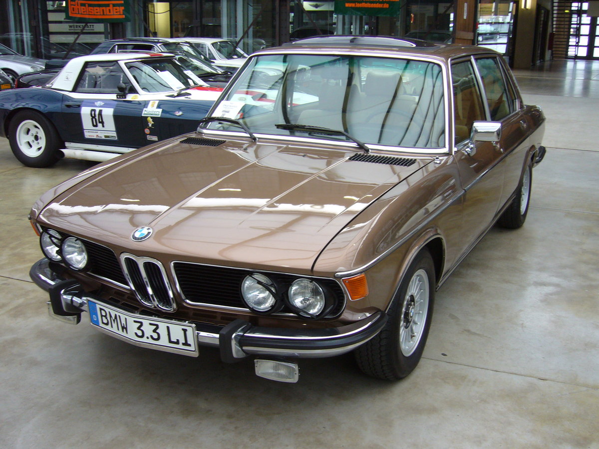 BMW E3, 1968 - 1977. Hier wurde das nur in den Jahren 1976 & 1977 produzierte Spitzenmodell 3.3 Li der E3 Baureihe abgelichtet. Der 6-Zylinderreihenmnotor leistet 197 PS aus 3205 cm³ Hubraum. Classic Remise Düsseldorf am 25.03.2016.