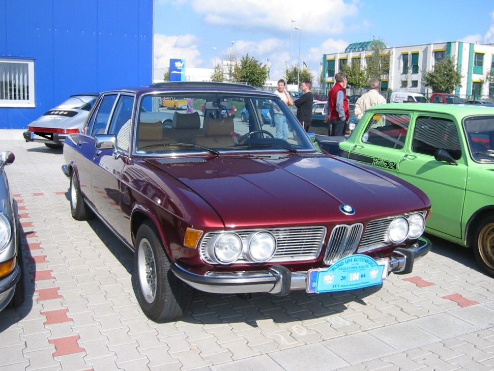BMW E3 2500, lief von 1968 bis 1977 vom Band. Der E3 2500 war das leistungsschwächste Modell dieser Baureihe. Der mit einem Sechszylinderreihenmotor ausgerüstete Wagen hat einen Hubraum von 2.494 cm³ und leistet 150 PS. Bei seiner Markteinführung im Oktober 1968 lag der Grundpreis für ein solches Auto bei DM 15.485,00. Oldtimerrallye Rund um Rotenburg/Niedersachsen im September 2004