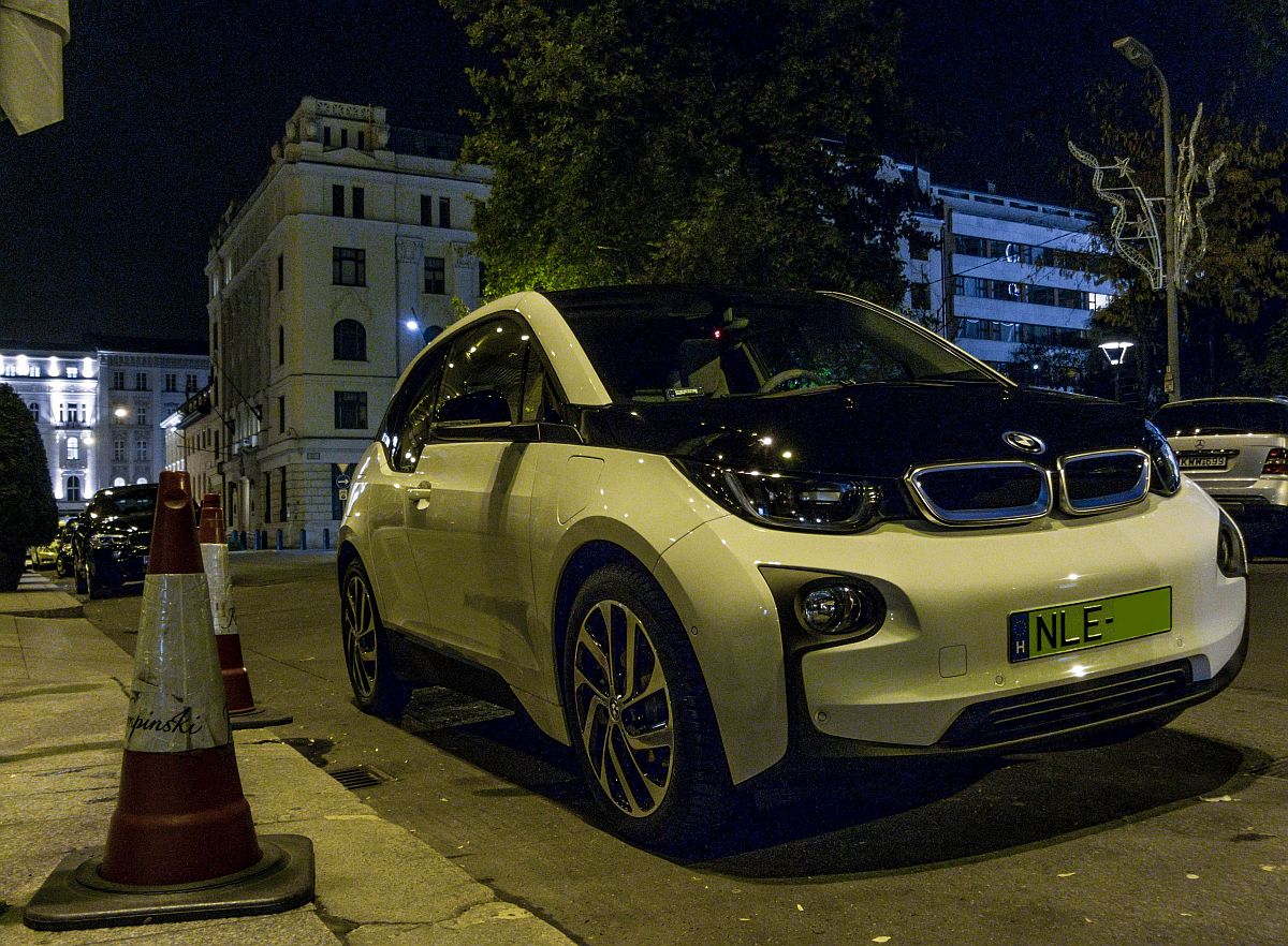 BMW i3, gesehen am 29.10.2015. In Ungarn dürfen Elektroautos und Plug-in Hybrid Fahrzeuge nach einer Gesetzänderung grünes Kennezichen tragen.