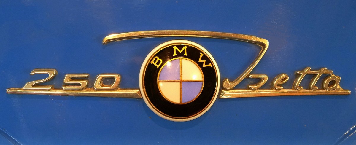 BMW Isetta, Aufschrift und Logo auf der Fronttr des Rollermobils( Knutschkugel ), wurde von 1955-62 gebaut, Feb.2014