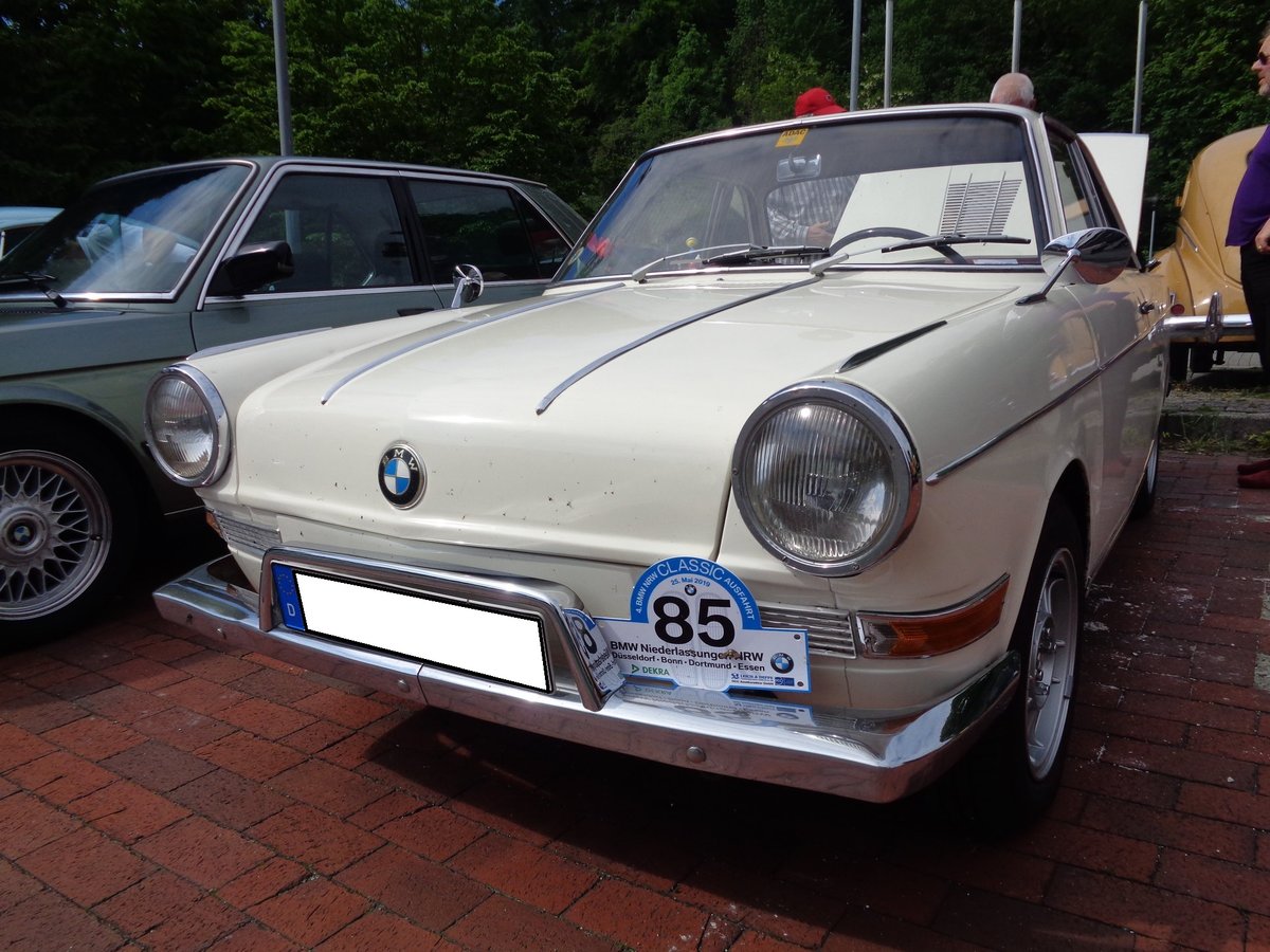 BMW LS Coupe, gebaut in den Jahren 1964 und 1965. Die LS-Modelle sind im Grunde BMW 700´er, deren Radstand um 16 cm verlängert wurde. Durch diese Maßnahme wuchs die Gesamtlänge des Autos um 32 cm. Für ein solches Coupe im Farbton meerschaumweiß, musste man mindestens DM 5850,00 auf die Theke des BMW-Händlers legen. Der im Heck verbaute Zweizylinderboxermotor leistet 40 PS aus 697 cm³ Hubraum. 18. Prinz Friedrich Oldtimertreffen am 26.05.2019 in Essen-Kupferdreh.