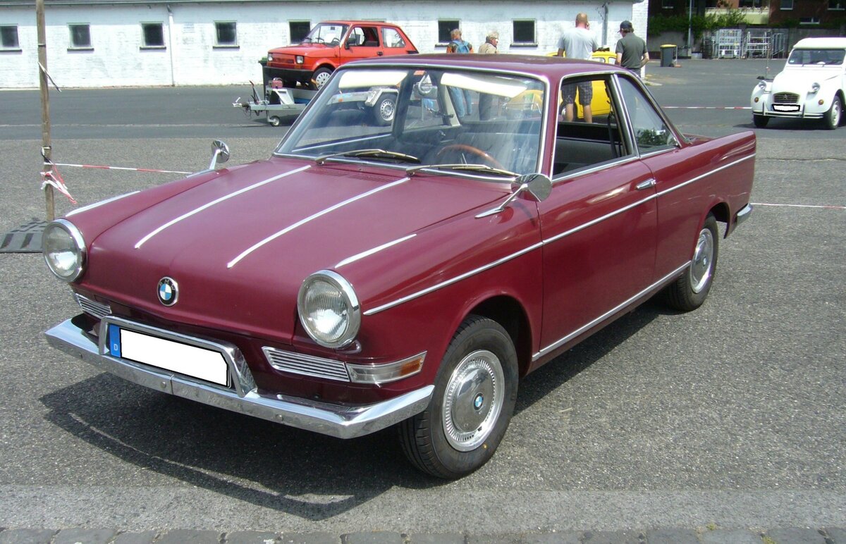 BMW LS Coupe, gebaut in den Jahren 1964 und 1965. Die LS-Modelle basieren auf dem bereits 1959 vorgestellten BMW 700. Den BMW 700 gab es als zweitürige Limousine und als Coupe. Gegenüber dem BMW 700 wurde der Radstand um 16 cm verlängert wurde. Durch diese Maßnahme wuchs die Gesamtlänge des Autos um 32 cm. Für ein solches Coupe im Farbton dunkelrot, musste man mindestens DM 5850,00 auf die Theke des BMW-Händlers legen. Der im Heck verbaute Zweizylinderboxermotor leistet 40 PS aus 697 cm³ Hubraum. Kleinwagentreffen an Mo´s Bikertreff in Krefeld am 22.07.2023.