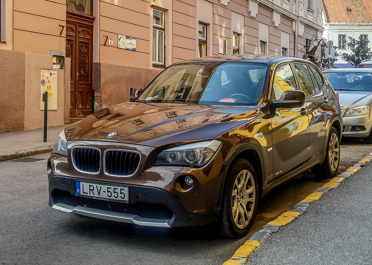 BMW X1 fotografiert in Pécs (Ungarn), September, 2019.
