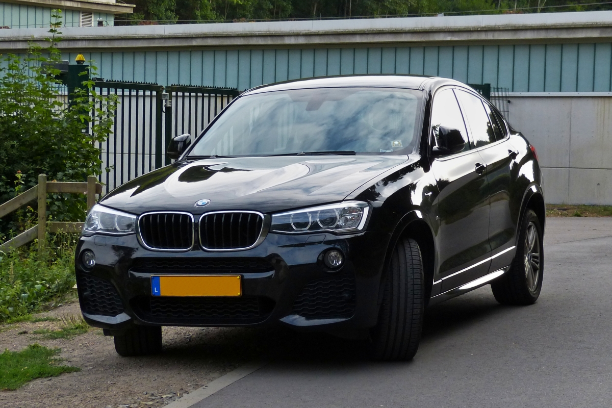 BMW X4 stand am Straenrand in einer Parkbucht. 08.2022