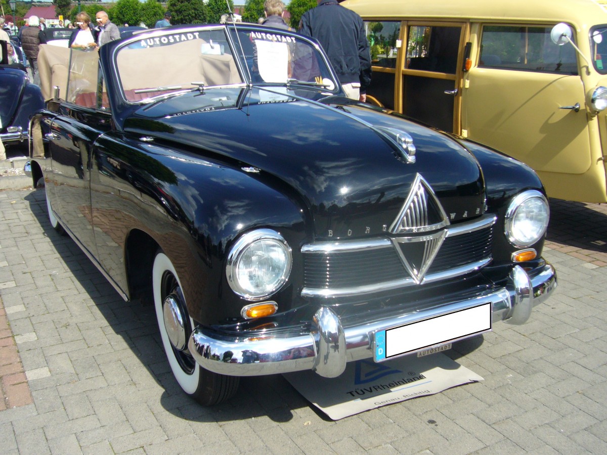 Borgward Hansa 1500 Cabriolet 4-Sitzer. 1950 - 1952. Der Hansa war Deutschlands erster neu entwickelter Personenwagen nach dem Krieg und wurde auf dem Genfer Salon 1949 vorgestellt. Während eine zweitürige Hansa 1500 Limousine im Erscheinungsjahr mit DM 7.600,00 zu Buche schlug, musste man für das bei Hebmüller in Wülfrath karossierte viersitzige Cabriolet, schon DM 10.500,00 auf die Theke des Borgwardhändlers legen. Der 4-Zylinderreihenmotor leistet 48 PS bzw. 52 PS aus 1498 cm³ Hubraum. Angeblich soll es nur noch vier Hansa 1500 Cabriolets geben. Hebmüllertreffen am 24.08.2014 in Meerbusch.