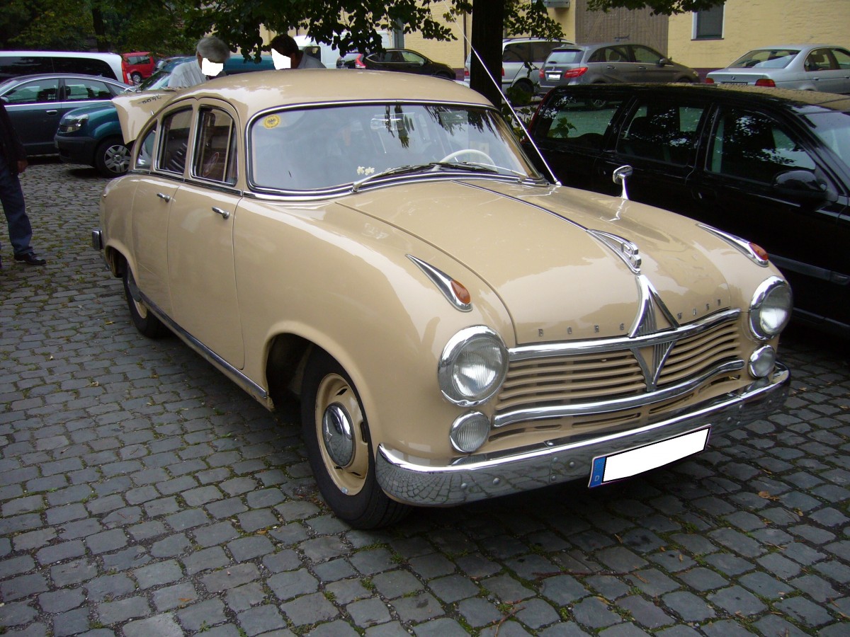 Borgward Hansa 2400 Limousine. 1952 - 1955. Der Hansa 2400 wurde in den vier Produktionsjahren lediglich in 1.032 Einheiten produziert. Die Schrgheckoptik war Anfang der 1950´er Jahre bereits aus der Mode gekommen. Der 6-Zylinderreihenmotor leistet aus 2.337 cm Hubraum 82 PS. Borgward Treffen an der Essener Dampfe am 25.08.2013.