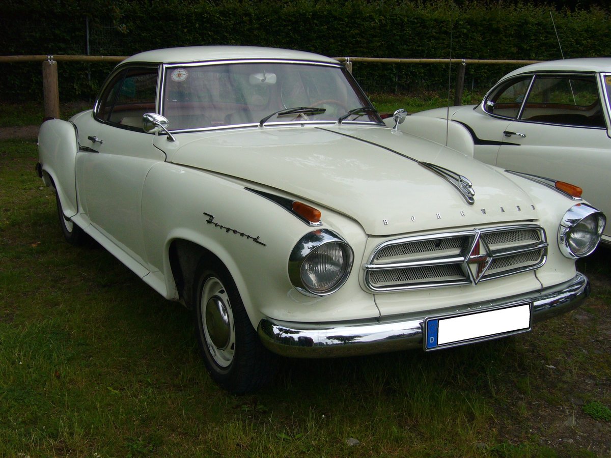 Borgward Isabella Coupe. 1957 - 1961. Das Coupe wurde grundsätzlich mit dem 75 PS starken Motor der Isabella TS ausgerüstet. Hier wurde ein Isabella Coupe ab Modelljahr 1958 abgelichtet. Dieses an der Größe des Rhombus im Kühlergrill zu erkennen. Oldtimertreffen an der Krefelder Pferderennbahn am 12.06.2016.