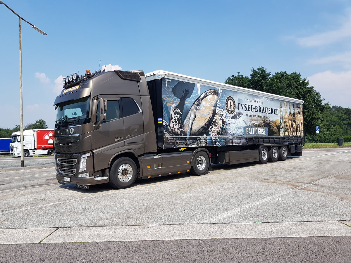 Brauereiwerbung: VOLVO Sattelzugmaschine mit KRONE Auflieger fährt Werbung für die Insel-Brauerei aus Rambin auf Rügen. Autobahnraststätte an der A43 am 7.Juni 2018