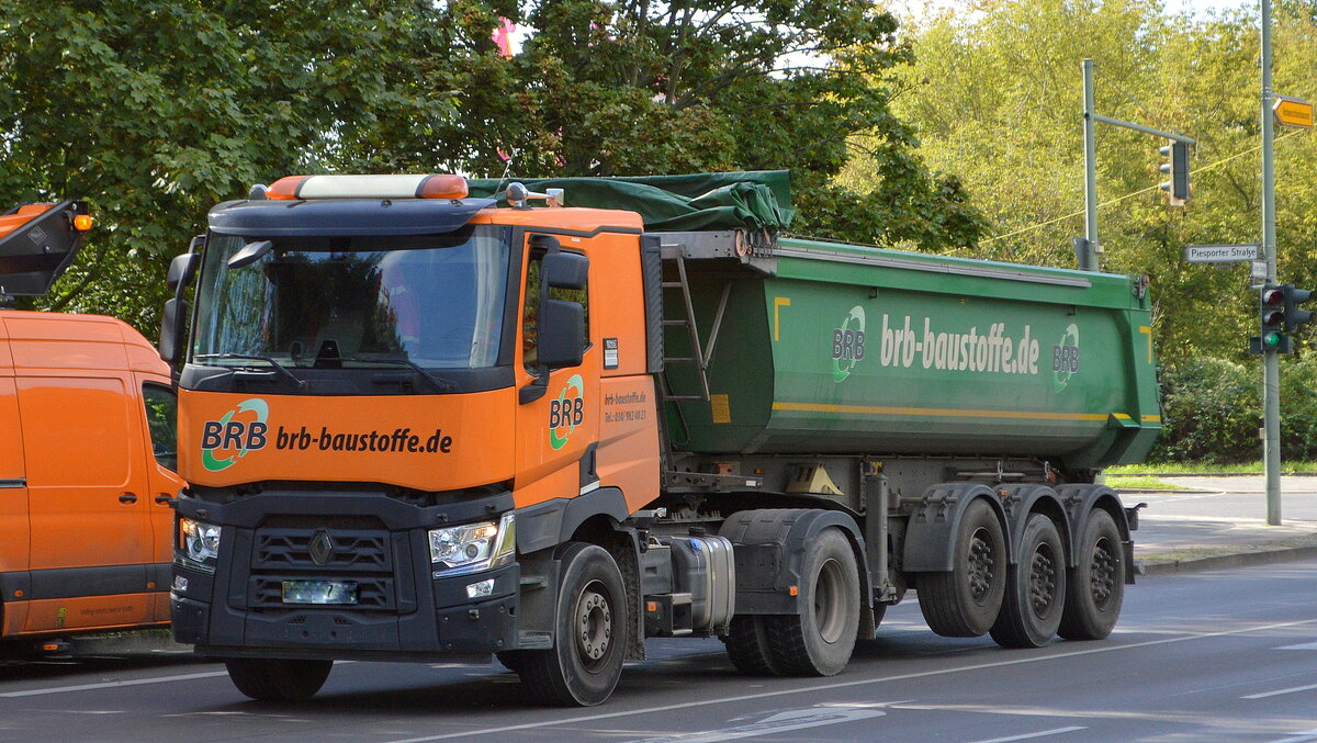BRB Baustoffe Recycling Berlin GmbH mit einem Sattelkipper mit einer Renault TRUCKS Zugmaschine am 16.09.22 Berlin Hohenschönhausen.