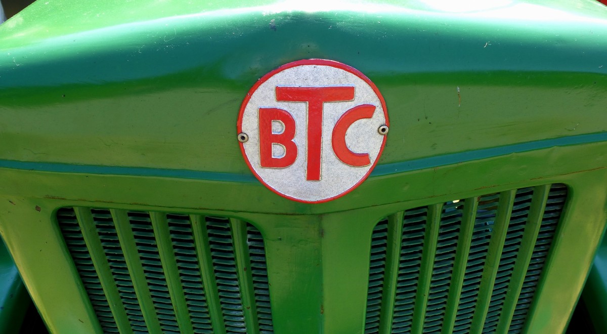BTC, am Khler eines Ackerschleppers Baujahr 1952, steht fr Bayer.Transportfahrzeuge Comp.GmbH Mnchen, Aug.2015
