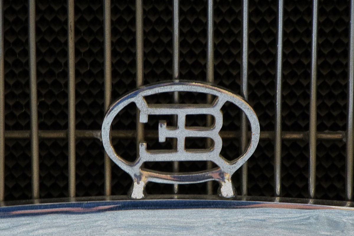 Bugatti, die Initialen  EB  für Ettore Bugatti am Kühlergrill eines Oldtimers von 1934, Dez.2013