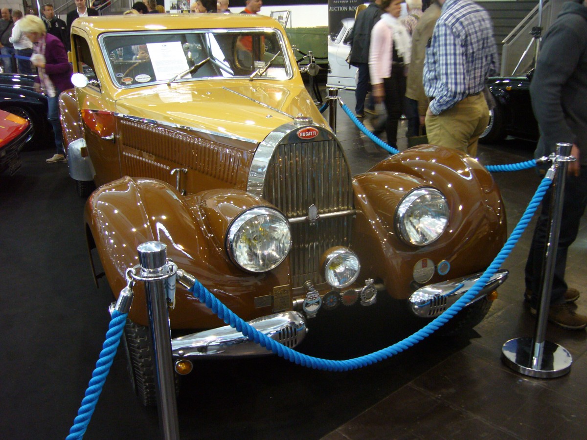Bugatti T57 SC Atalante. 1934 - 1940. Hier wurde die zweitürige Karosserieversion  Ventoux  abgelichtet. Der 8-Zylinderreihenmotor leistet 200 PS aus 3257 cm³ Hubraum. Techno Classica am 18.04.2015.