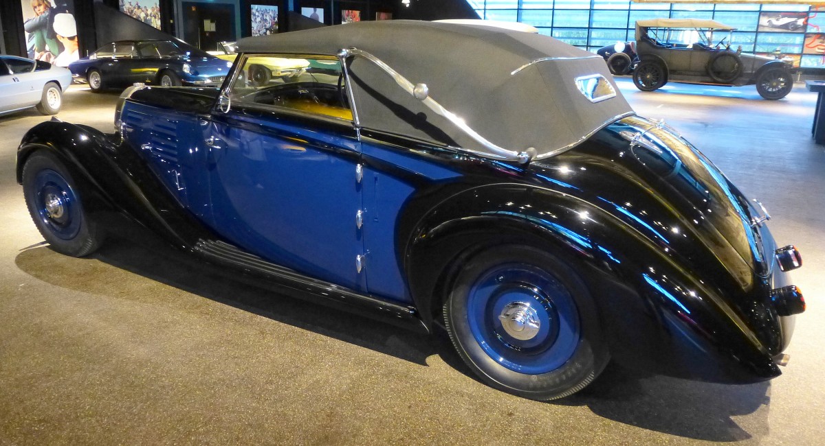 Bugatti Typ 57 Cabriolet, steht im neuerffneten Automobilmuseum in Kirchzarten, Okt.2015
