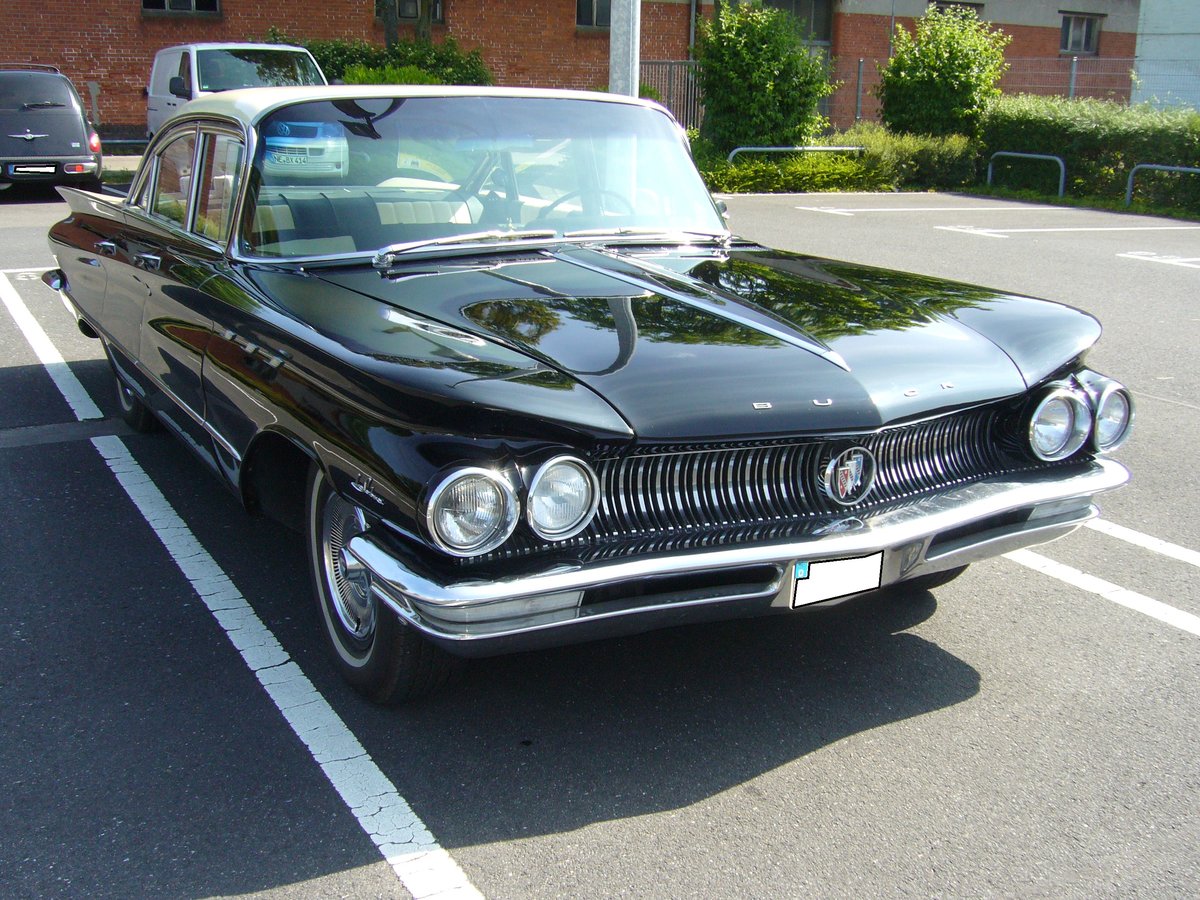 Buick LeSabre Series 4400 Sedan des Modelljahres 1960. Das Modell LeSabre rangierte am unteren Ende der Modellpalette von Buick. Darüber waren der Invicta, der Electra und als Spitzenmodell der Electra 225 angesiedelt. Der V8-motor hat einen Hubraum von 5965 cm³ und leistet 224 PS. Primers 4th run am 25.05.2017 in Krefeld.