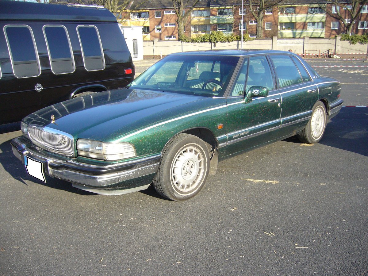 Buick Park Avenue. 1990 - 1996. Diese Full-Size Limousine der Buick-Division war nur mit einem 3.8l V6-motor lieferbar der 172 PS leistet. Oldtimer- und Youngtimertreffen am 22.01.2017 in Krefeld.
