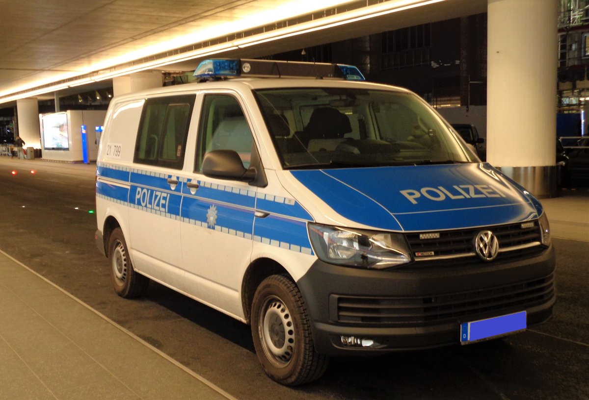 Bundespolizei VW T6 am 31.01.17 am Flughafen Frankfurt am Main. Das Foto hat ein Freund von mir gemacht und ich darf es veröffentlichen