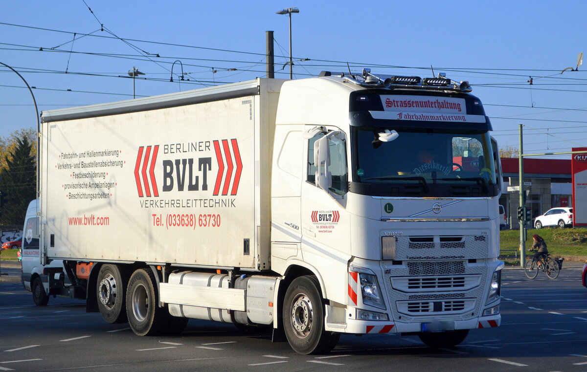 BVLT - Berliner Verkehrsleittechnik GmbH mit einem VOLVO FH 500 mit Spezialaufbau (Strassenunterhaltung / Fahrbahnmarkierung) am 14.11.22 Berlin Marzahn.