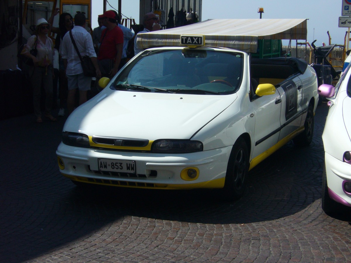 Cabrioletumbau auf Basis eines Fiat Marea. 1996 - 2002. Für den Taxiverkehr auf Touristeninseln, insbesondere Capri, baute Fiat auf Wunsch Vollcabriolets mit verlängertem Radstand. Capri im Juli 2015.