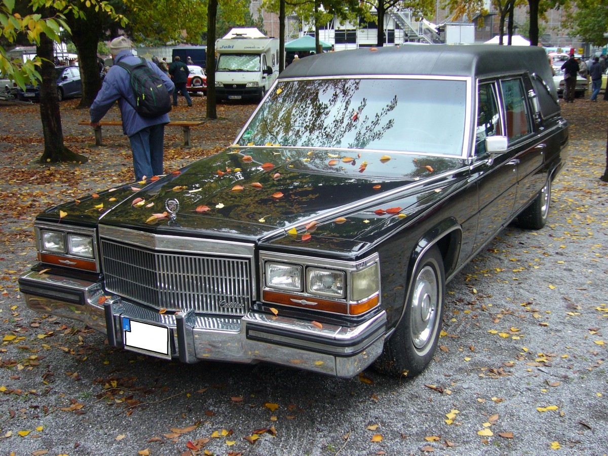 Cadillac Brougham des Modelljahres 1989. Dieser Brougham ist mit einem Leichenwagenaufbau der S&S Coach Company in Lima/Ohio/USA ausgerüstet. Der V8-motor hat 5.0l Hubraum. Historicar am 17.10.2015.
