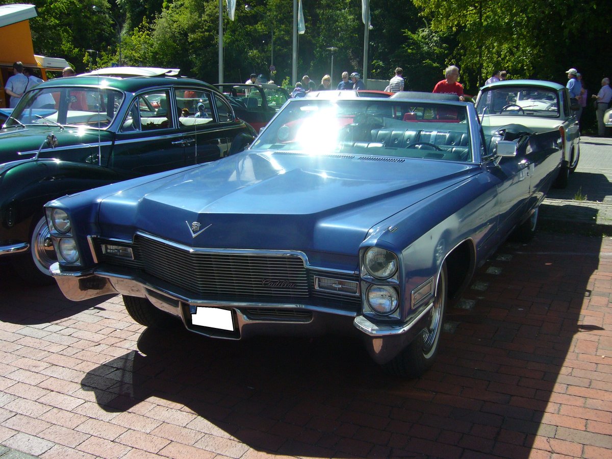 Cadillac Calais Convertible des Modelljahres 1968. Von diesem Modell verkaaufte die GM-Division Cadillac 1968 18.025 Fahrzeuge zum Preis ab US$ 5736,00. Der in diesem Modelljahr erstmals verbaute neue V8-motor hat einen Hubraum von 472 cui (7734 cm³) und leistet 375 PS. Prinz-Friedrich-Oldtimertreffen am 06.05.2018 in Essen-Kupferdreh.