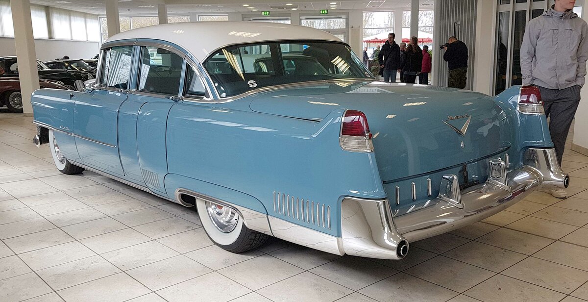 =Cadillac Fleetwood, gesehen in der Ausstellungshalle der Technorama in Kassel, 04-2023