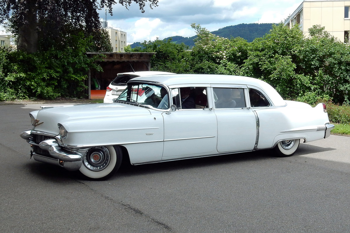 Cadillac Fleetwood Series 75 Limousine, Baujahr 1956. V8, 6 Liter, 285 PS. 8 Sitzplätze, elektrische Sitzverstellung, 4 elektrische Fensterheber. Verbundglas ausser Deck. Leergewicht 2500 kg. Aufgenommen am 18. Juni 2016 in St. Gallen, Schweiz