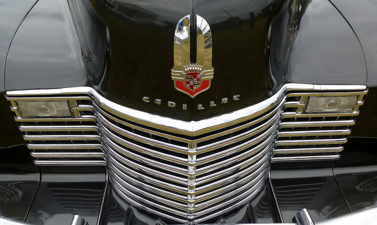 Cadillac, Khlerfront mit Schriftzug und Logo an einer Oldtimer-Limousine der US-amerikanischen Automarke, Juni 2017