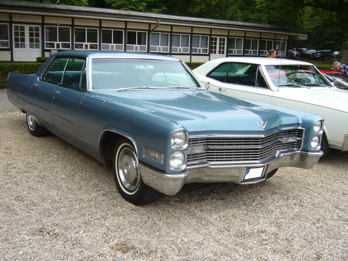 Cadillac Sedan de Ville des Modelljahres 1966. Der im Farbton marlin blue lackierte Wagen hat einen V8-motor, der aus 7035 cm³ Hubraum 345 PS leistet. Oldtimertreffen an der Galopprennbahn Krefeld am 16.07.2017. 
