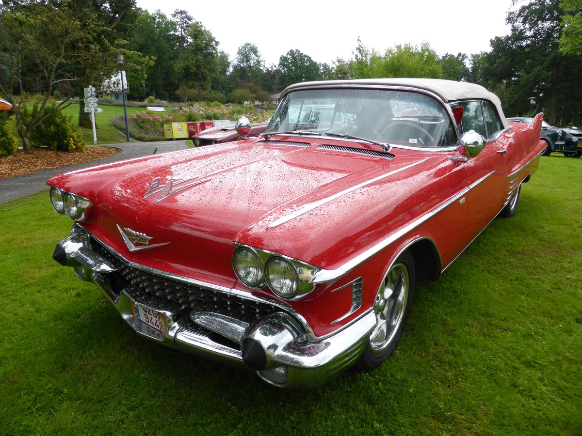Cadillac Series 62 Convertible bei den Luxembourg Classic Days 2016 in Mondorf