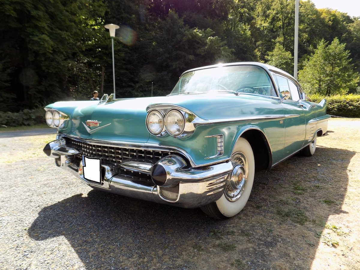 Cadillac Series 62 Hardtop Sedan des Modelljahres 1958. Von diesem Modell verkaufte die GM-Division Cadillac im Jahr 1958 13.335 Fahrzeuge zu einem Stückpreis ab US$ 4891,00. Der abgelichtete Wagen ist im Farbton jamaican green lackiert. Angetrieben wird der Series 62 von einem V8-motor, der aus 5979 cm³ Hubraum 310 PS leistet. Oldtimertreffen  Schwarzwaldhaus  in Mettmann am 12.08.2018.