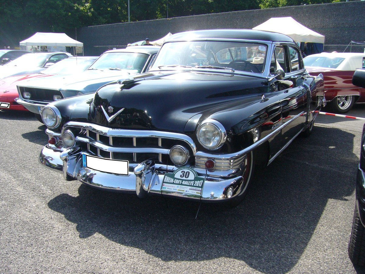 Cadillac Series 62 Sedan des Modelljahres 1952. Diese Modell- und Karosserievariante war im Jahr 1952 ab 3636,00 US$ zu haben und verkaufte sich 42625 mal. Dieser im klassischen Farbton black lackierte Cadillac hat einen V8-motor, der aus 5222 cm³ Hubraum 190 PS leistet. Primers 4th run am 25.05.2017 in Krefeld.