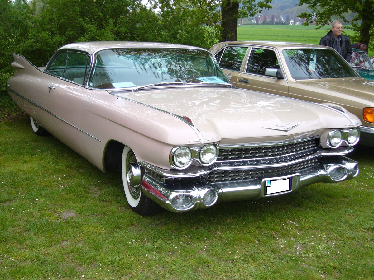 Cadillac Series 6300 Coupe de Ville im Farbton dusk pink des Modelljahres 1959. Der V8-motor hat einen Hubraum von 6390 cm³ und leistet 325 PS. Oldtimertreffen Hörstel-Riesenbeck am 01.05.2017.