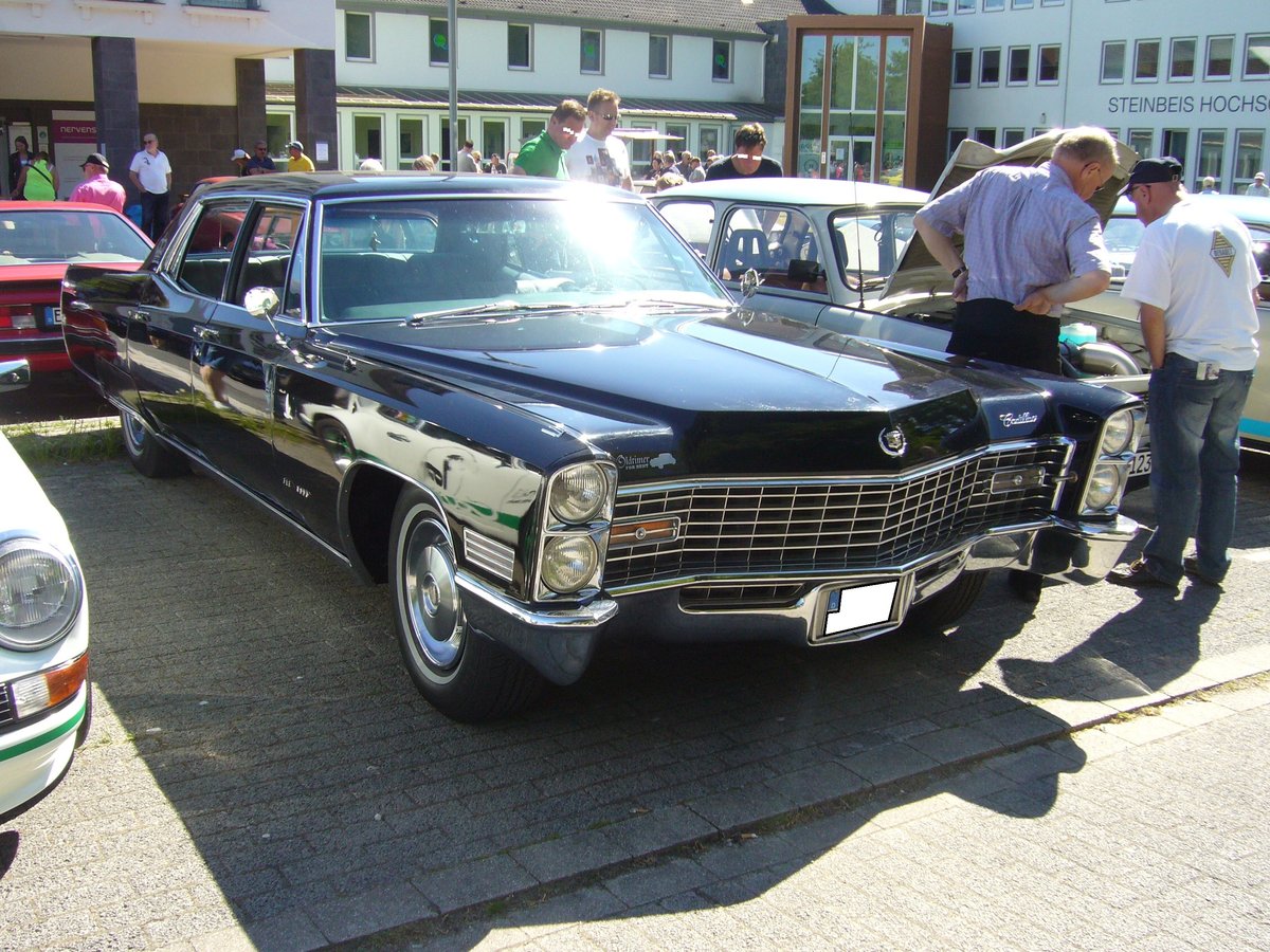 Cadiullac Series 75 Fleetwood des Modelljahres 1967. Angetrieben wird die lange Limousine der Series 75 von einem V8-motor, der aus 7030 cm³ 340 PS leistet. Prinz-Friedrich Oldtimertreffen am 06.05.2018 in Essen-Kupferdreh.