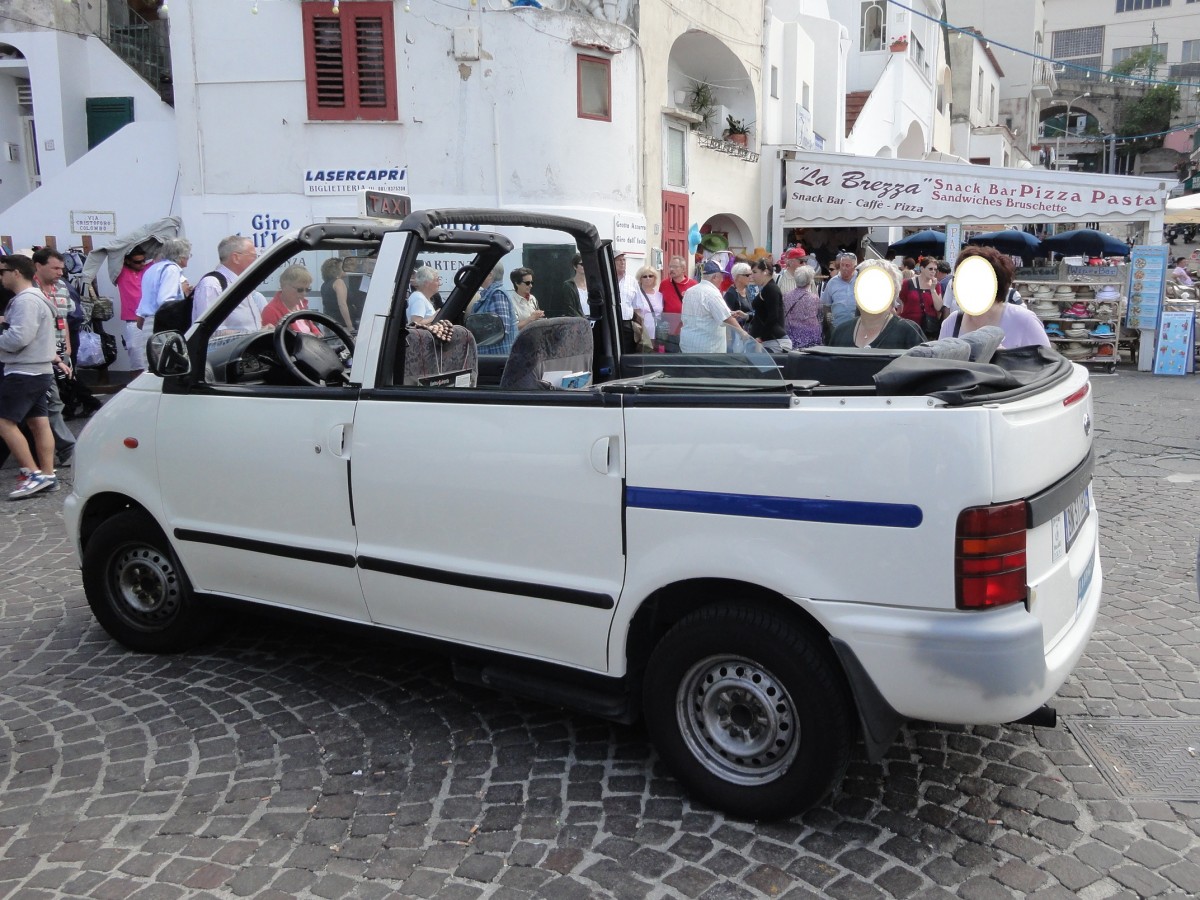 Capri-Taxi Nissan Serena im Mai 2011 in Capri