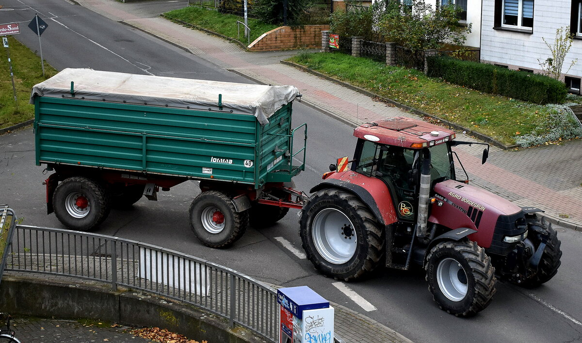 Case IH CVX 1190 Traktor der AGRO BÖDERGRÜN mit Hänger mit Plane abgedeckt am 07.11.23 Niederndodeleben.