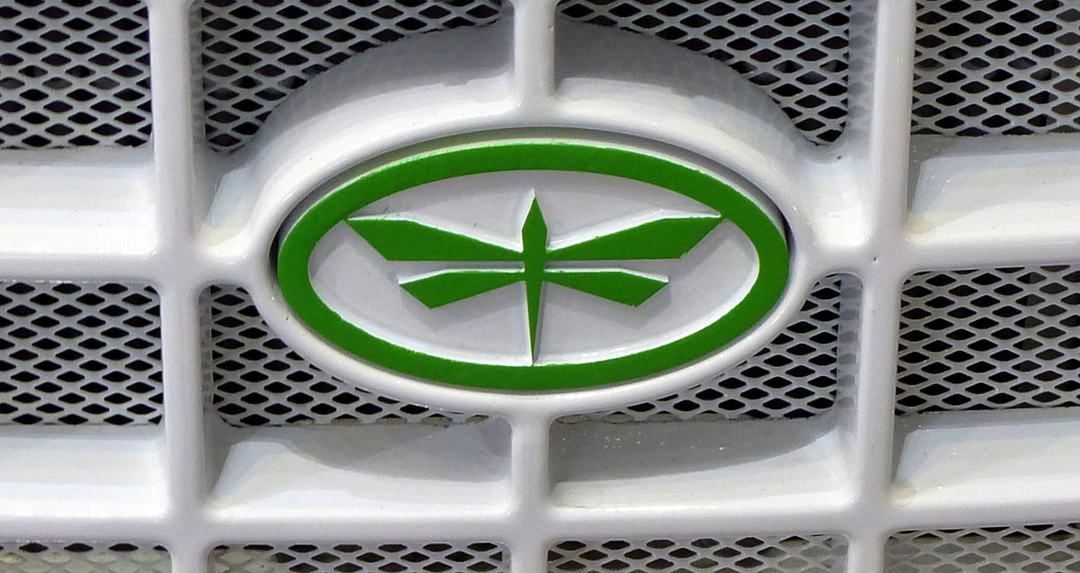 Catecar, Logo an der Khlerfront eines Konzeptfahrzeuges, die Firma aus der Schweiz baut Fahrzeuge mit alternativen Antrieben, April 2017
