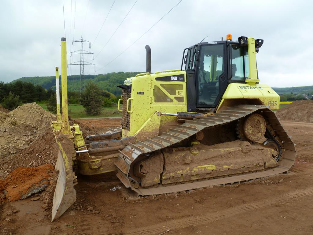 Caterpillar D6N LGP wird eingesetzt beim Bau der Ortsumgehung Konz-Könen (26.04.2015)
