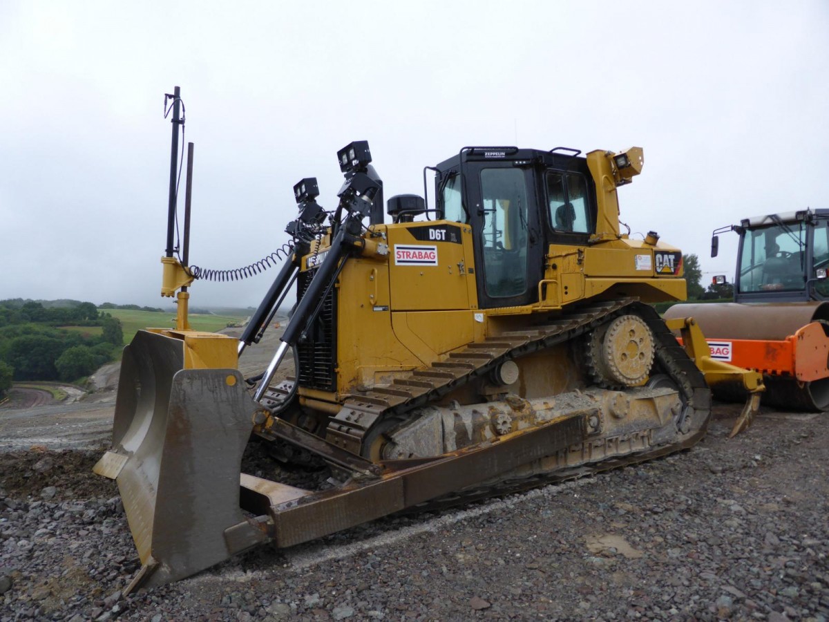 Caterpillar D6T XL (Baujahr 2012, Gewicht 22.900 kg, Leistung 169 kW) auf der Baustelle der B50n in der Nähe von Longkamp, 16.08.2015