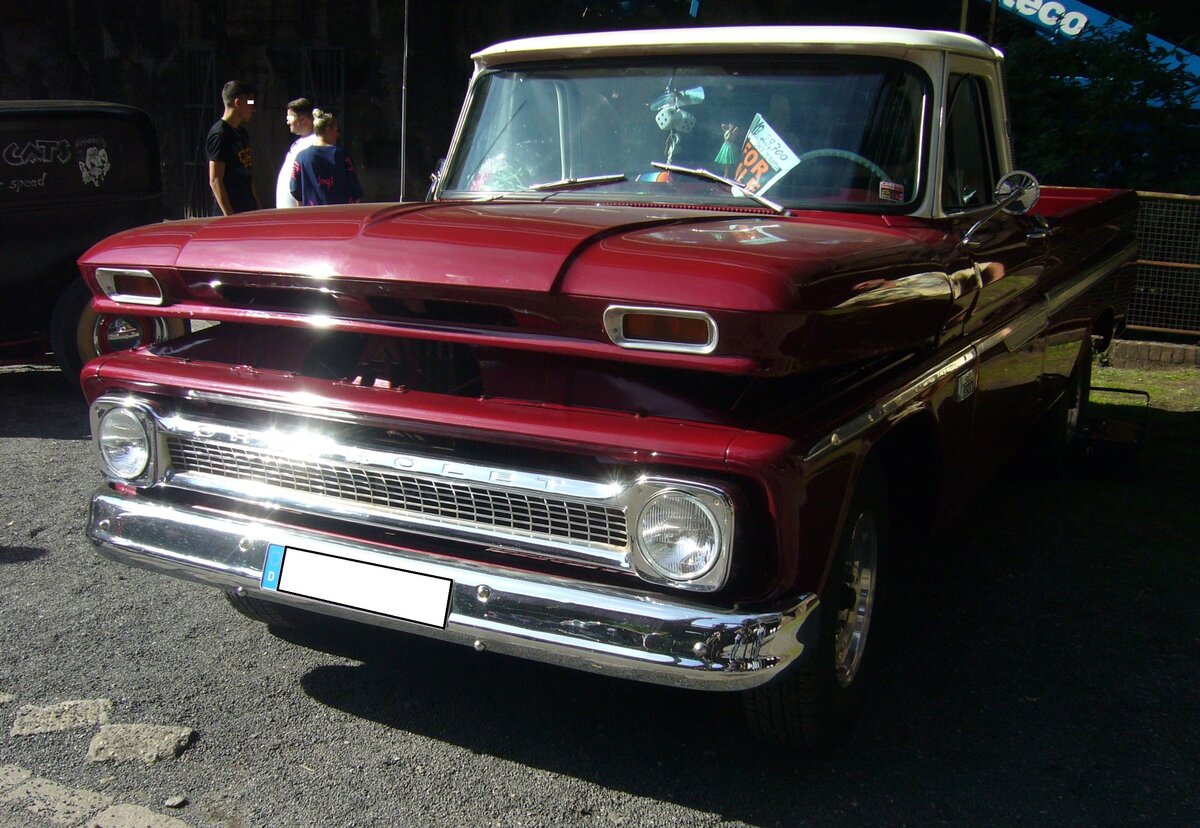 Chevrolet C10 Pickup des Modelljahres 1965. Dieser Pickup dürfte im Farbton maroon lackiert sein. Das C10 in der Typenbezeichnung sagt aus, das dieser Pickup für eine Nutzlast von 0.5to ausgelegt ist. Der 5.4l V8-Motor leistet 250 PS. Altmetall trifft Altmetall am 01.10.2023 im LaPaDu Duisburg.