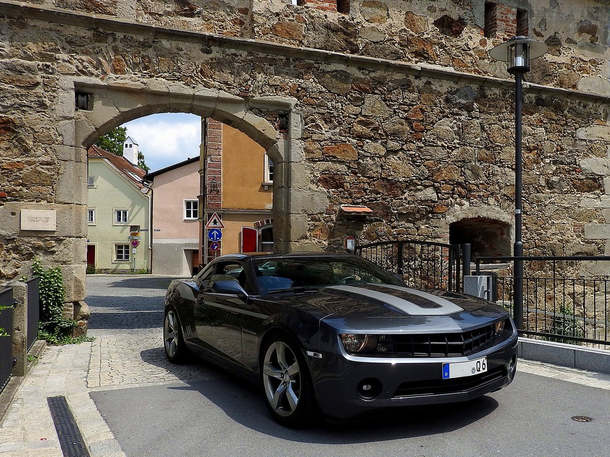 Chevrolet Camaro, passiert das historische Severinstor(1412) in Passau; 160610