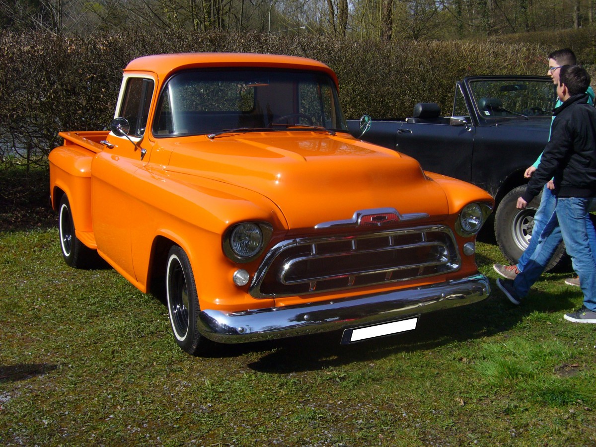 Chevrolet Cameo Pickup des Modelljahres 1957. Das Pickup-Modell des Jahrganges 1957 hatte viele Stilelemente des 1957´er Chevrolet PKW-Modelles. Oldtimertreffen beim  Schwarzwaldhaus  im Neandertal am 12.04.2015.
