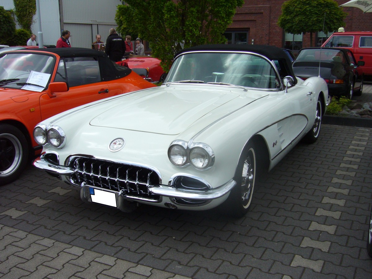 Chevrolet Corvette C1 Convertible des Modelljahres 1959. In diesem Modelljahr konnte der Verkäufer zwischen einem 6-Zylinderreihenmotor oder einem V8-motor wählen. Prinz-Friedrich-Oldtimertreffen am 17.05.2015 in Essen Kupferdreh.