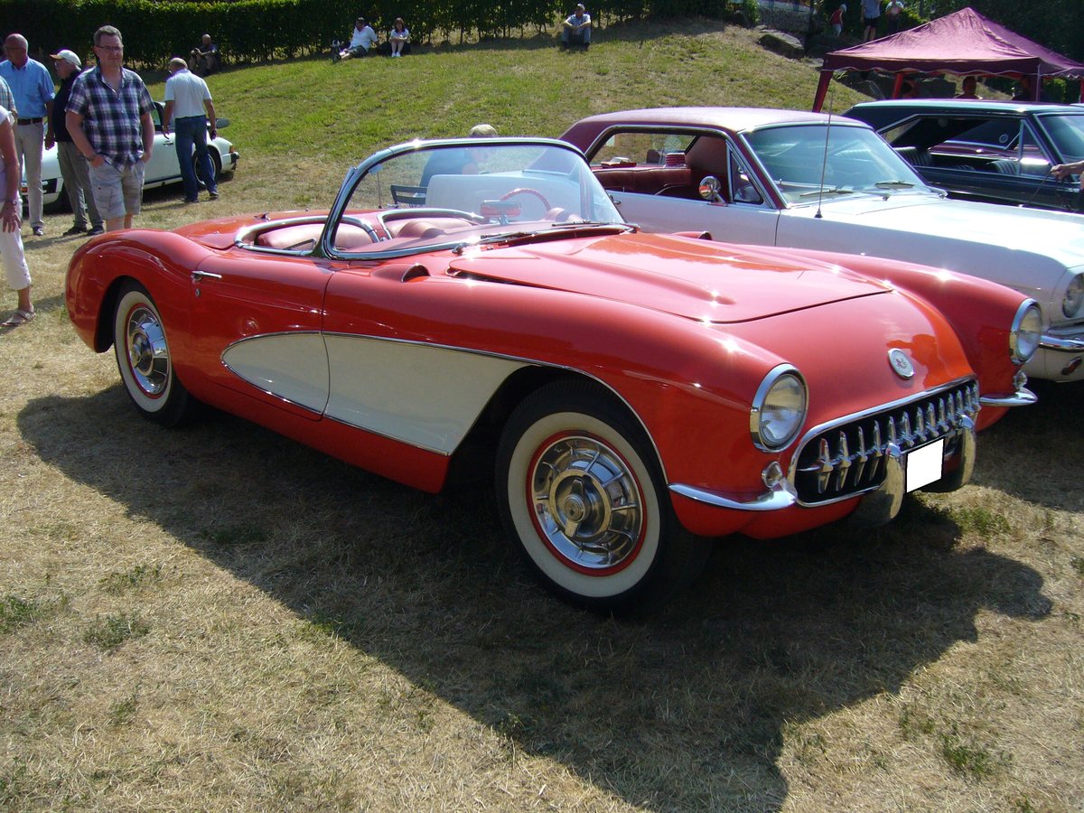 Chevrolet Corvette C1 des Modelljahres 1956. 1956 war das letzte Modelljahr der Corvette C1. Diese im Farbton venetian red lackierte Corvette C1 hat ist mit einem V8-motor, der aus 4639 cm³ Hubraum 223 PS leistet, ausgerüstet. Oldtimertreffen Zeche Hannover in Herne am 22.07.2018.