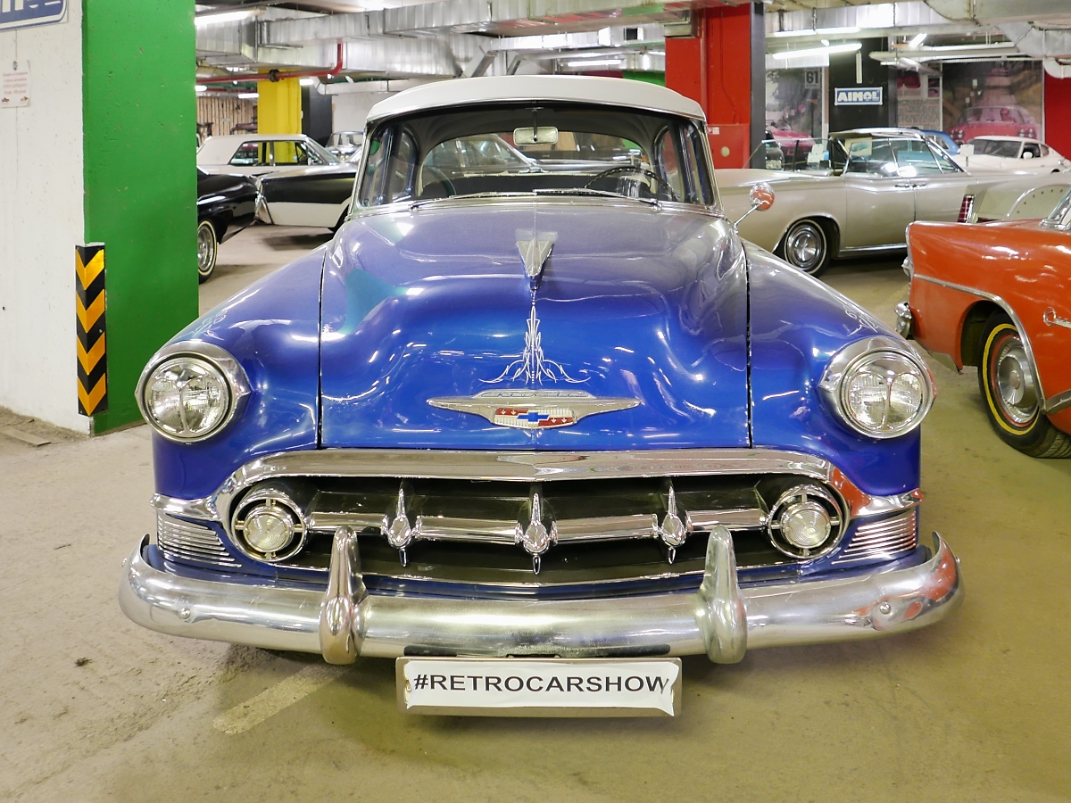 Chevrolet Deluxe 210 von 1953 in der Retro Car Show im Einkaufszentrum  Piterlend  in St. Petersburg, 17.2.18