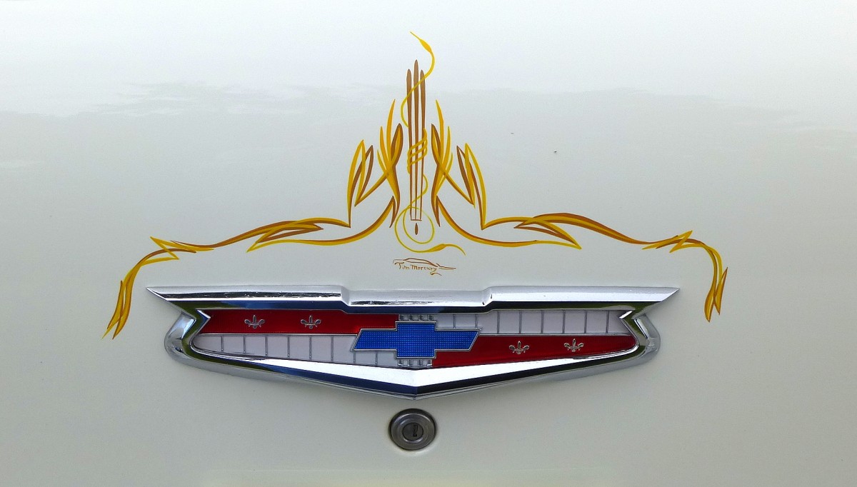 Chevrolet, Emblem auf der Heckklappe, mit schmuckvoller Bemalung, Nov.2014
