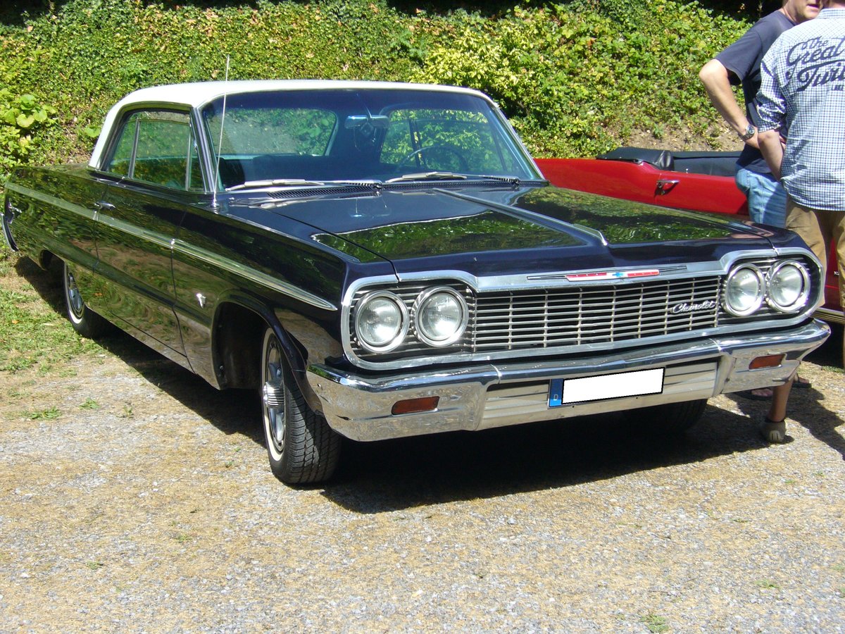 Chevrolet Impala Coupe des Modelljahres 1964. Auch im Jahr 1964 war die Modellreihe Impala wieder das Spitzenmodell im Chevrolet-Programm. Darunter rangierten die Baureihen Bel Air und Biscayne. Es gab Motorisierungen mit 140 PS (6-Zylinderreihenmotor), sowie 195, 250, 300, 400 und 425 PS (V8-motor). Um hinter dem Volant Platz nehmen zu dürfen, musste man mindestens US$ 3073,00 auf den Tresen des Chevroletdealers legen. Oldtimertreffen  Schwarzwaldhaus  in Mettmann am 12.08.2018.