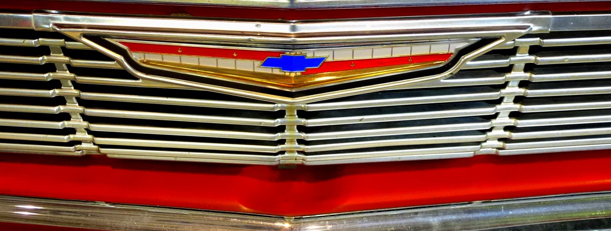Chevrolet Impala, Khleremblem an einer Oldtimer-Limousine Baujahr 1961, Mrz 2014